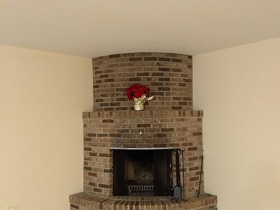 5th image of 330 E Forest Knoll Dr