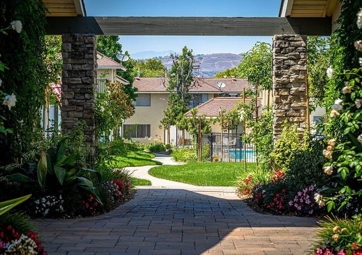 ROLLING HILLS MANOR APTS — Photo 1