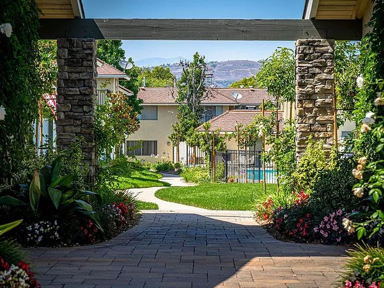 ROLLING HILLS MANOR APTS — Photo 1