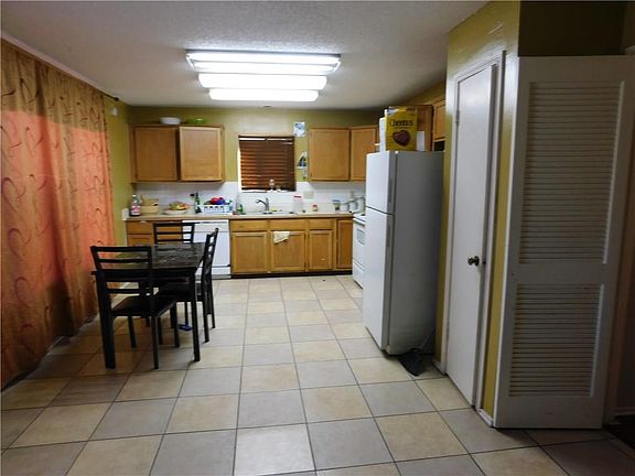 3rd image of 2114 Prairie Creek Trl
