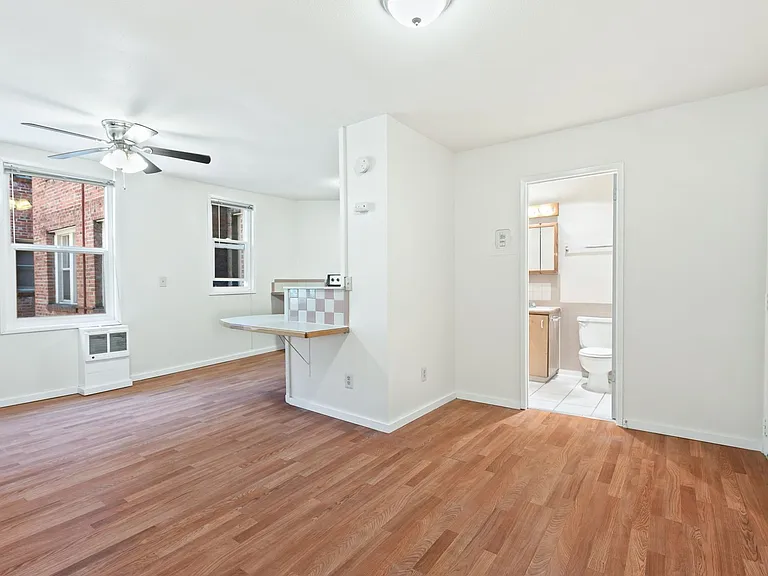 Abbottsford Apartments — Photo 93