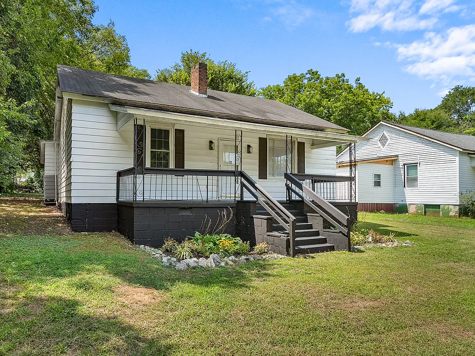 902 Pickens St
