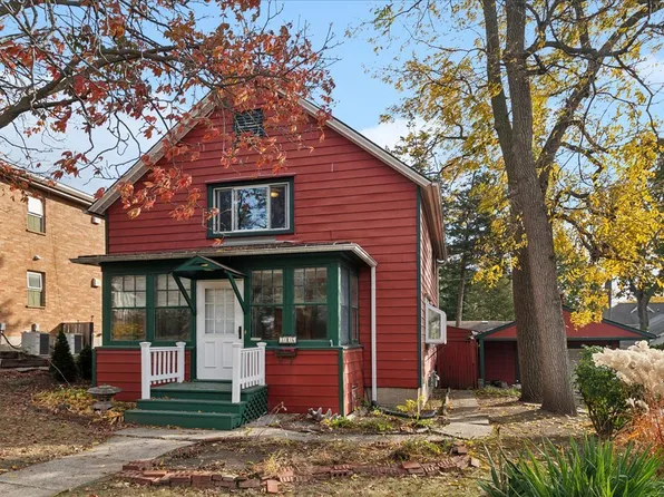 316 1st St, Libertyville, IL 60048