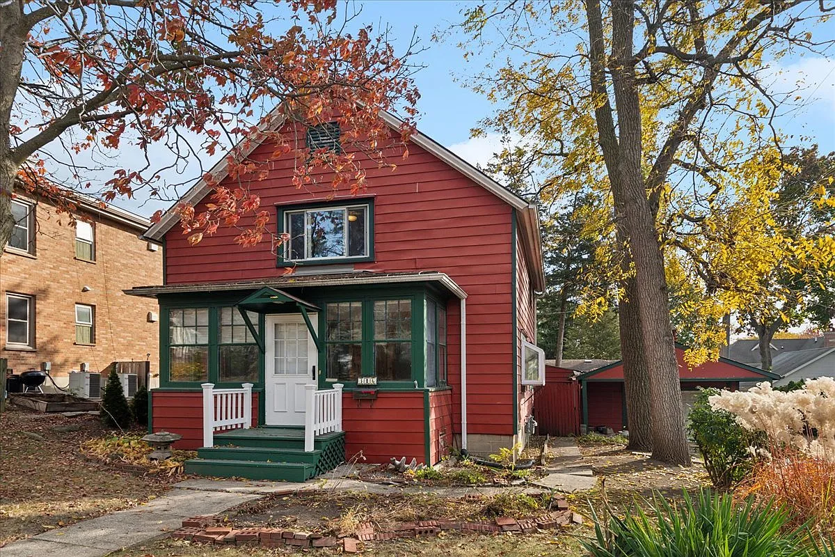 316 1st St photo 1