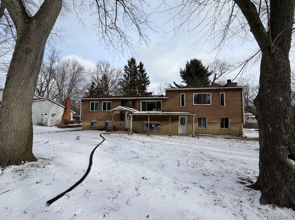 3099 Chenoa St, Commerce Township, MI 48382