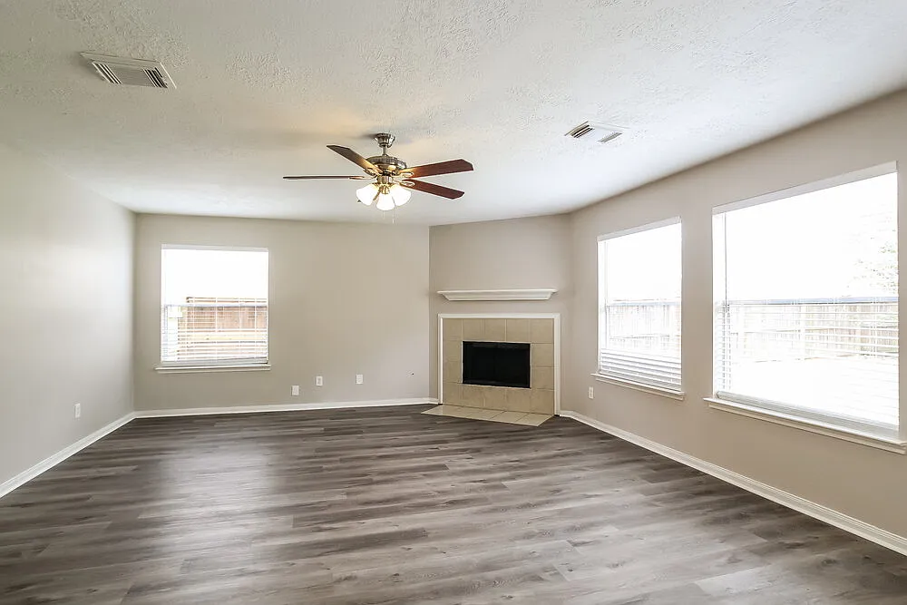 4 bed, 2.5 bath, 2716 sqft, $2,335 — Photo 4