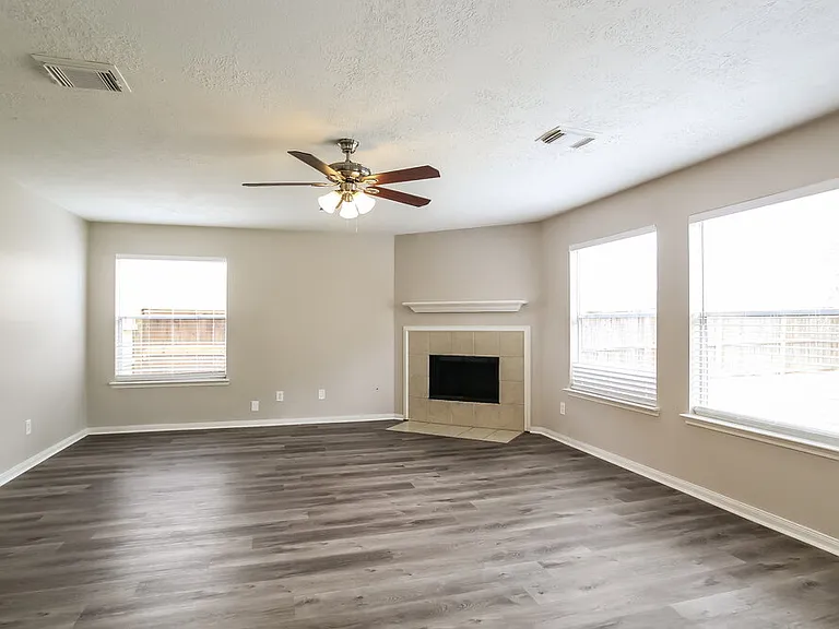 31518 Kingston Village Dr — Photo 4