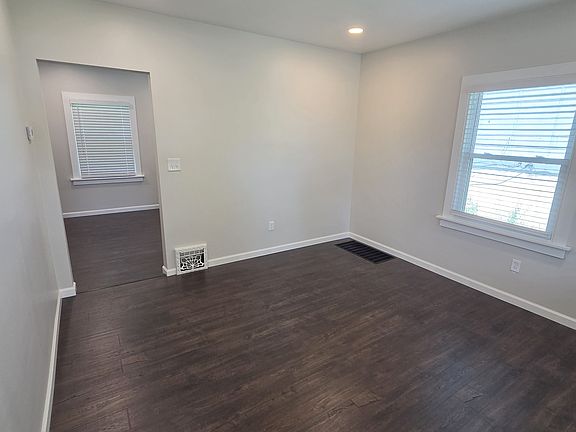 3rd image of 2929 Endicott Ave