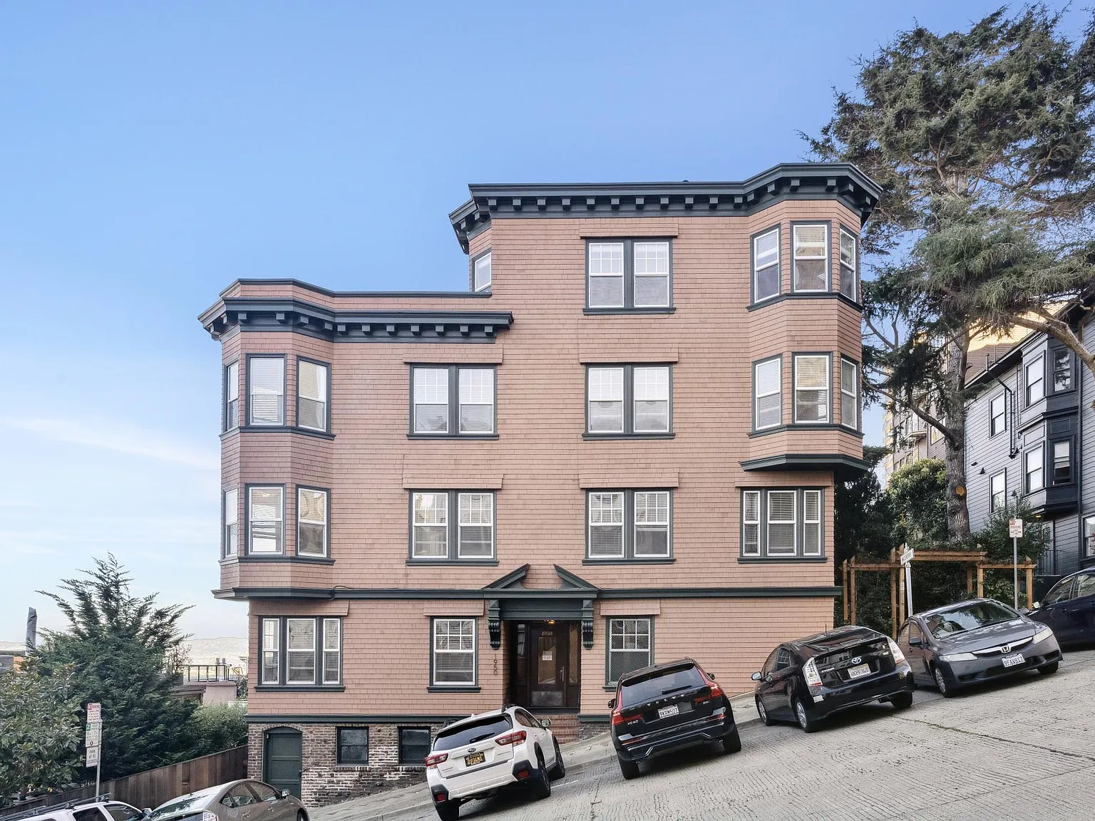 2 bed, 1000 sqft, $5,900 — Photo 1