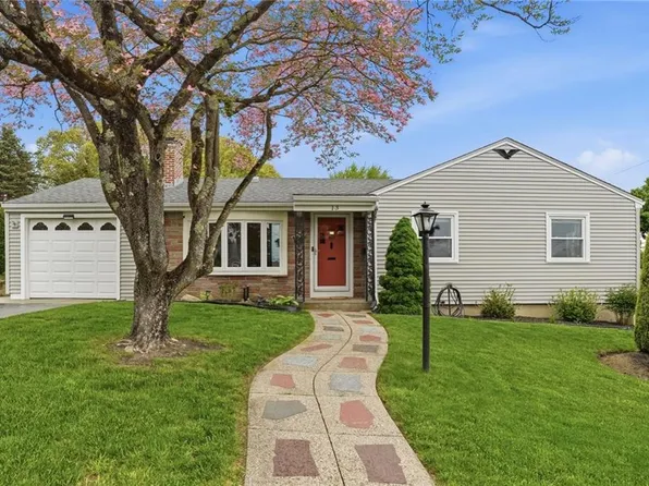 13 Garden Dr, Lincoln, RI 02865