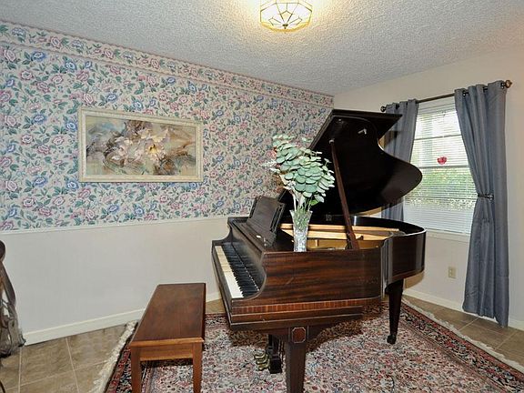 5th image of 12618 Harriett Ln