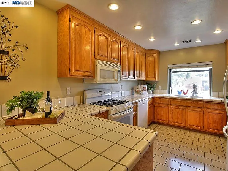 22215 Cameron St — Photo 15