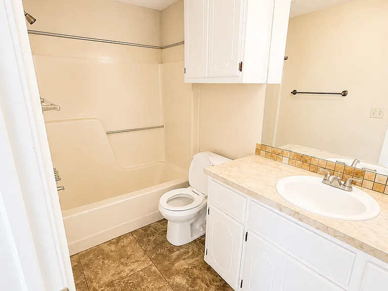1906 Christie Dr — Photo 5