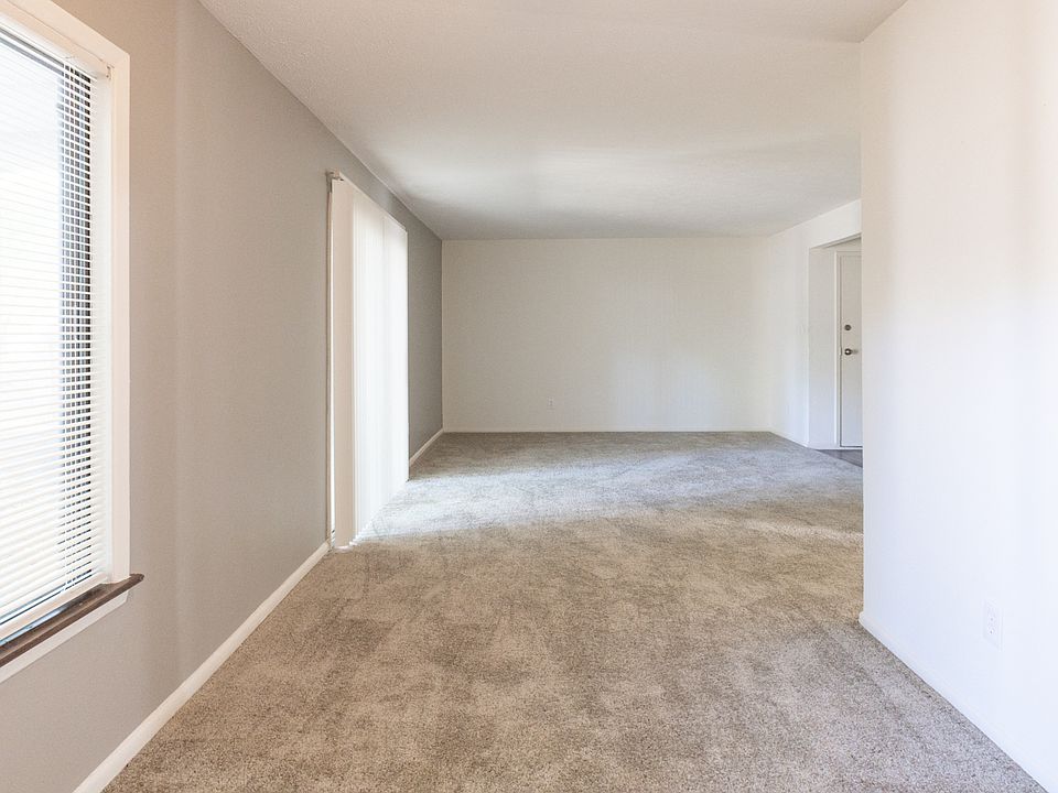 2 Bedroom Floorplan at Woodlake Apartments