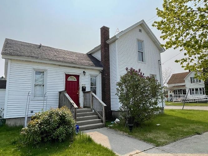 2nd image of 1040 Oakes St