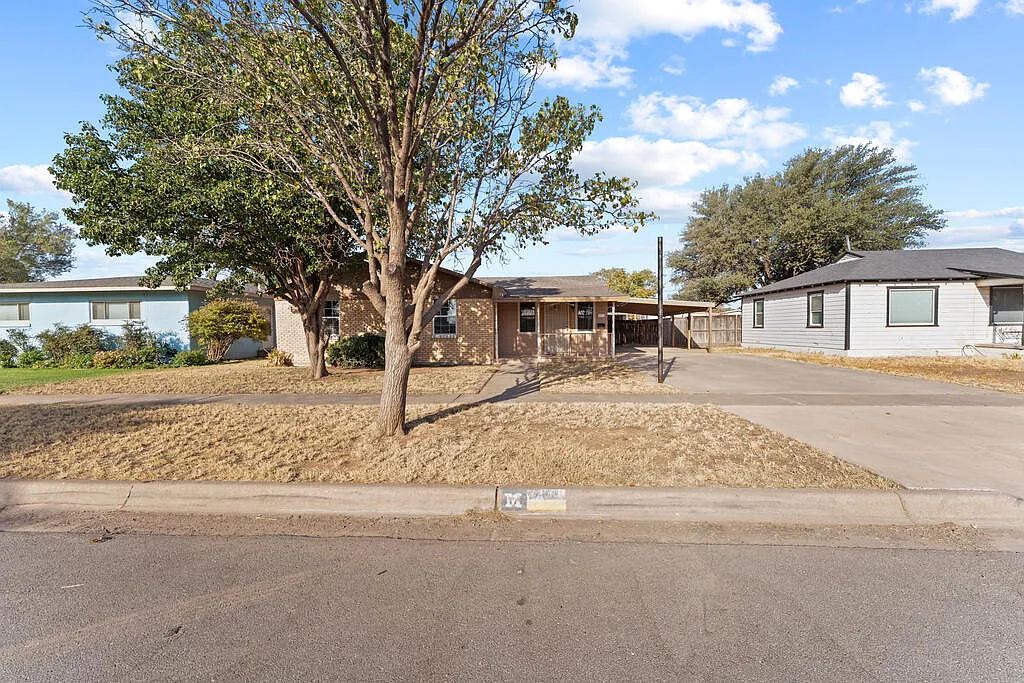 3 bed, 2.0 bath, 1606 sqft, $2,100 — Photo 3