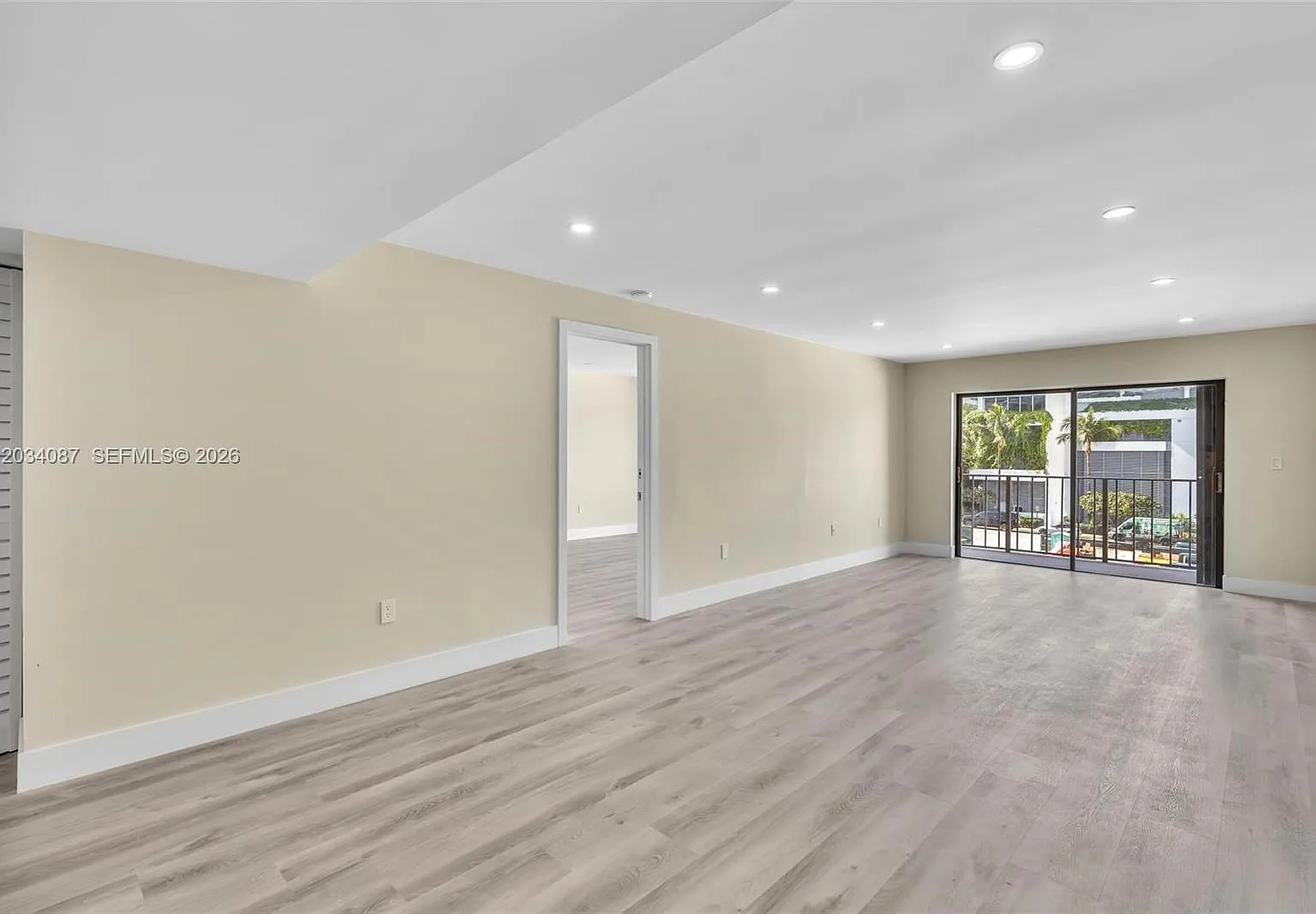 9124 Collins Ave Condo — Photo 4