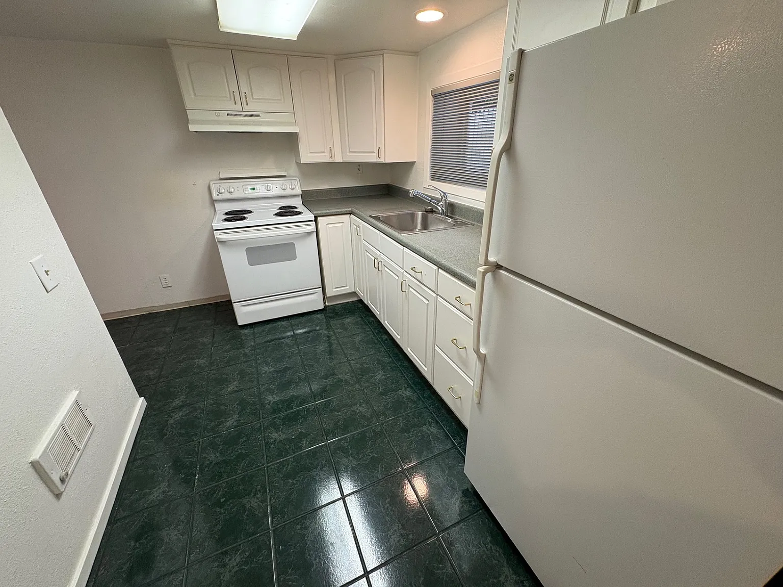 Studio, 450 sqft, $1,300 — Photo 4