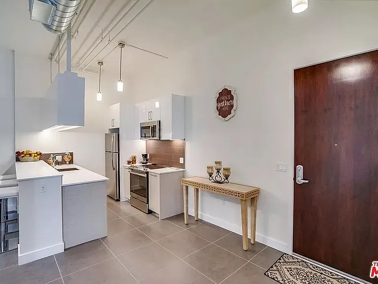 939 S Broadway — Photo 35