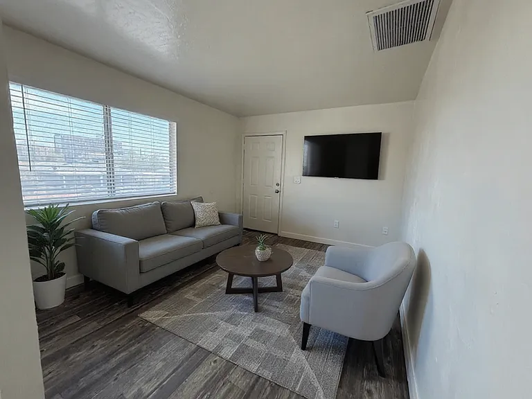 1022 N 22nd Pl #3 — Photo 2
