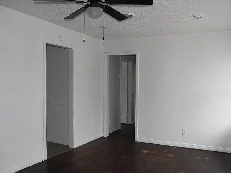 3800 Woodside Dr — Photo 2