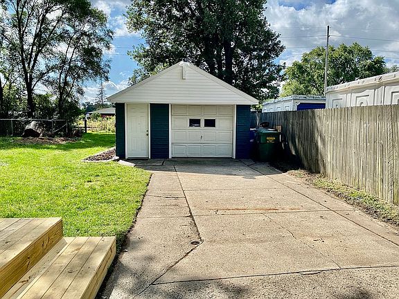 18x30 garage w/water &  elec