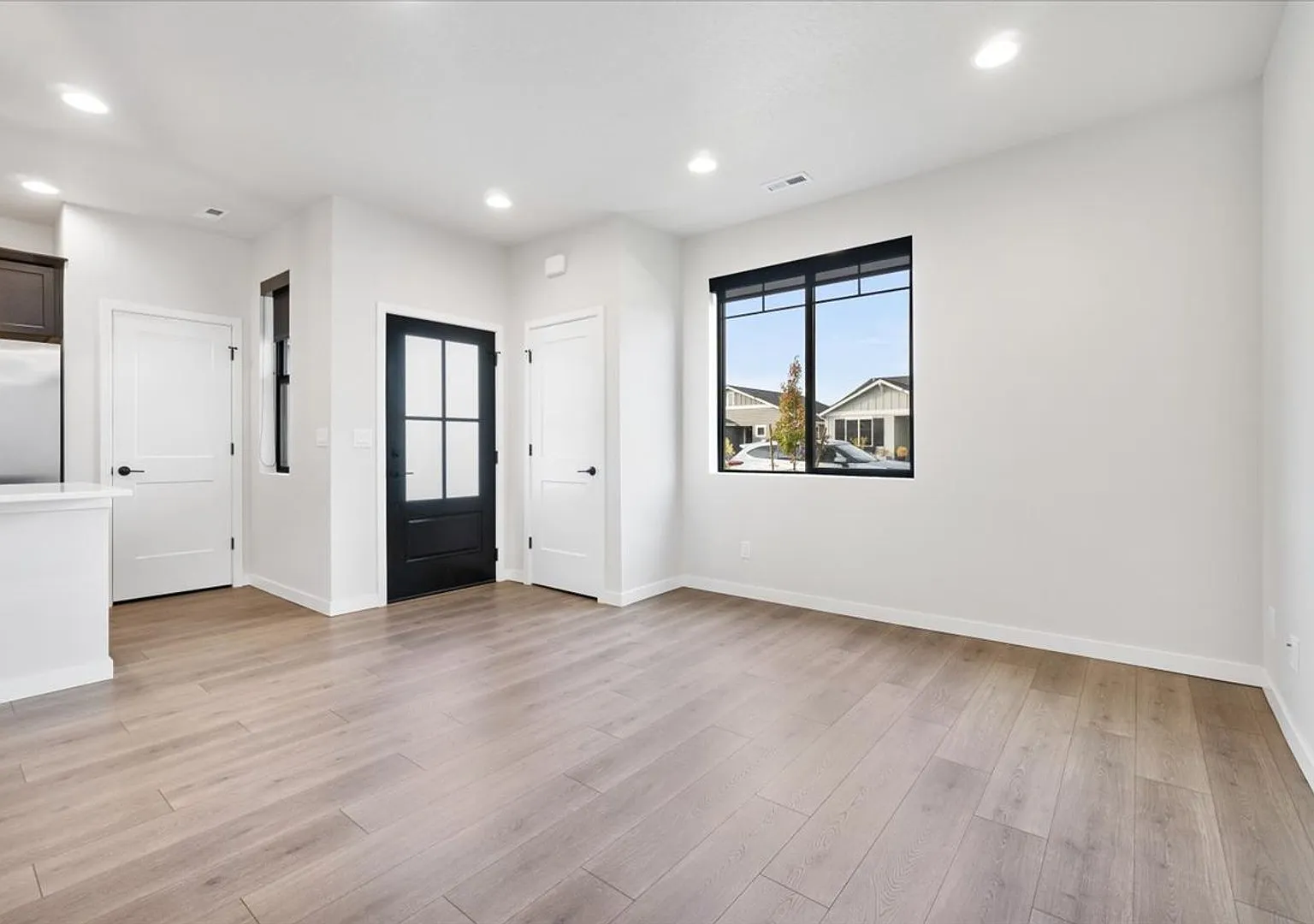 Single-Level Serenity: Your 3 Bedroom, 2 Bath Dream Home Awaits — Photo 4