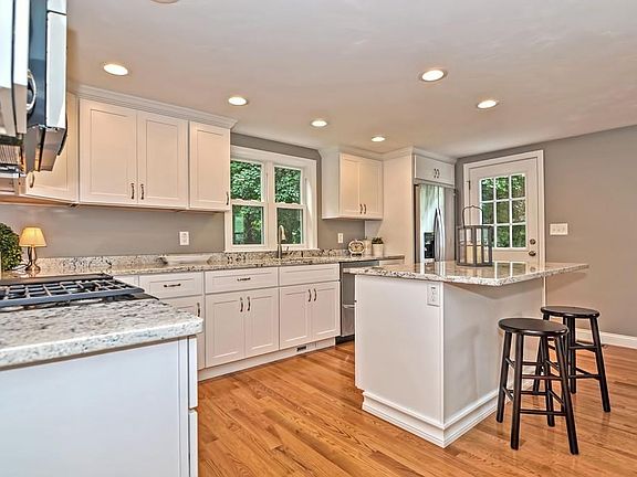 4th image of 15 Huntington Ave