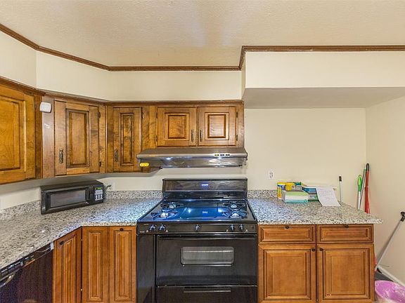 2nd image of 4622 Evergreen St