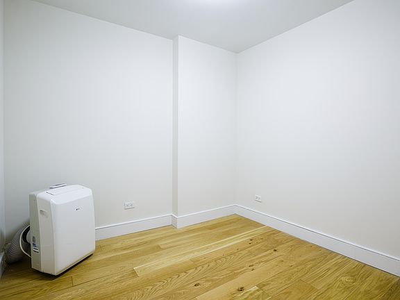4th image of 230 E 44th St APT 3L