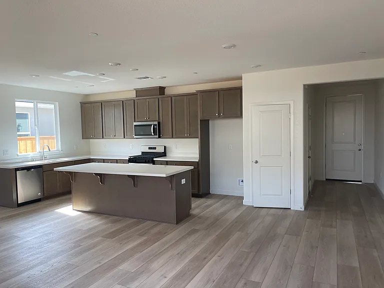 1539 Minories Dr — Photo 2