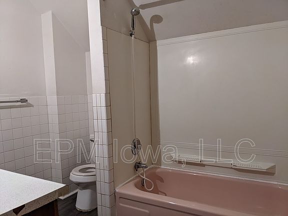 4th image of 304 1st St SE