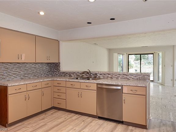 5th image of 620 Hampton Ridge Dr