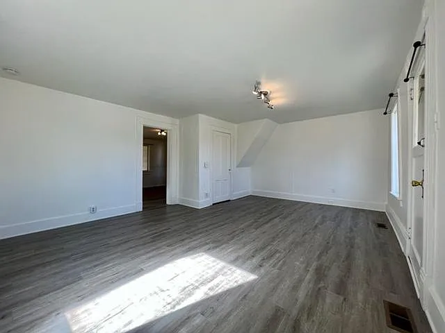 406 W 10th St — Photo 17