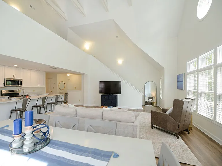 183 Herman Melville Ave — Photo 7