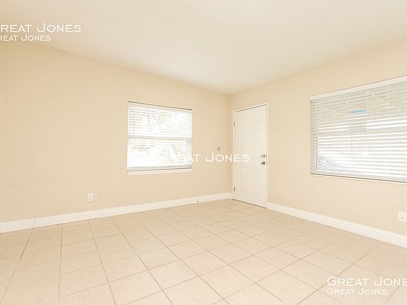 3rd image of 122 Anderson Cir