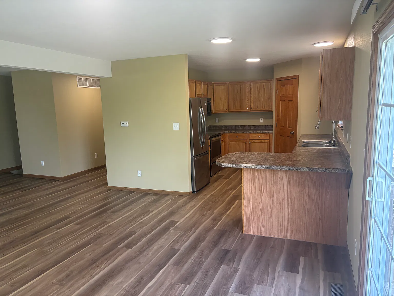 3 bed, 2.5 bath, 1500 sqft, $1,575 — Photo 3