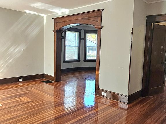 3rd image of 126 Hobart St #1B
