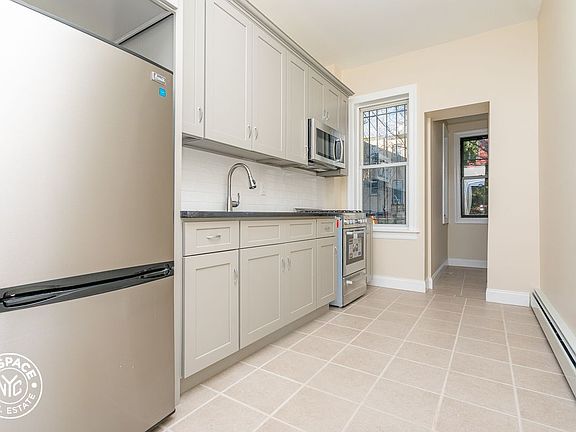 5th image of 477 Bainbridge St #1