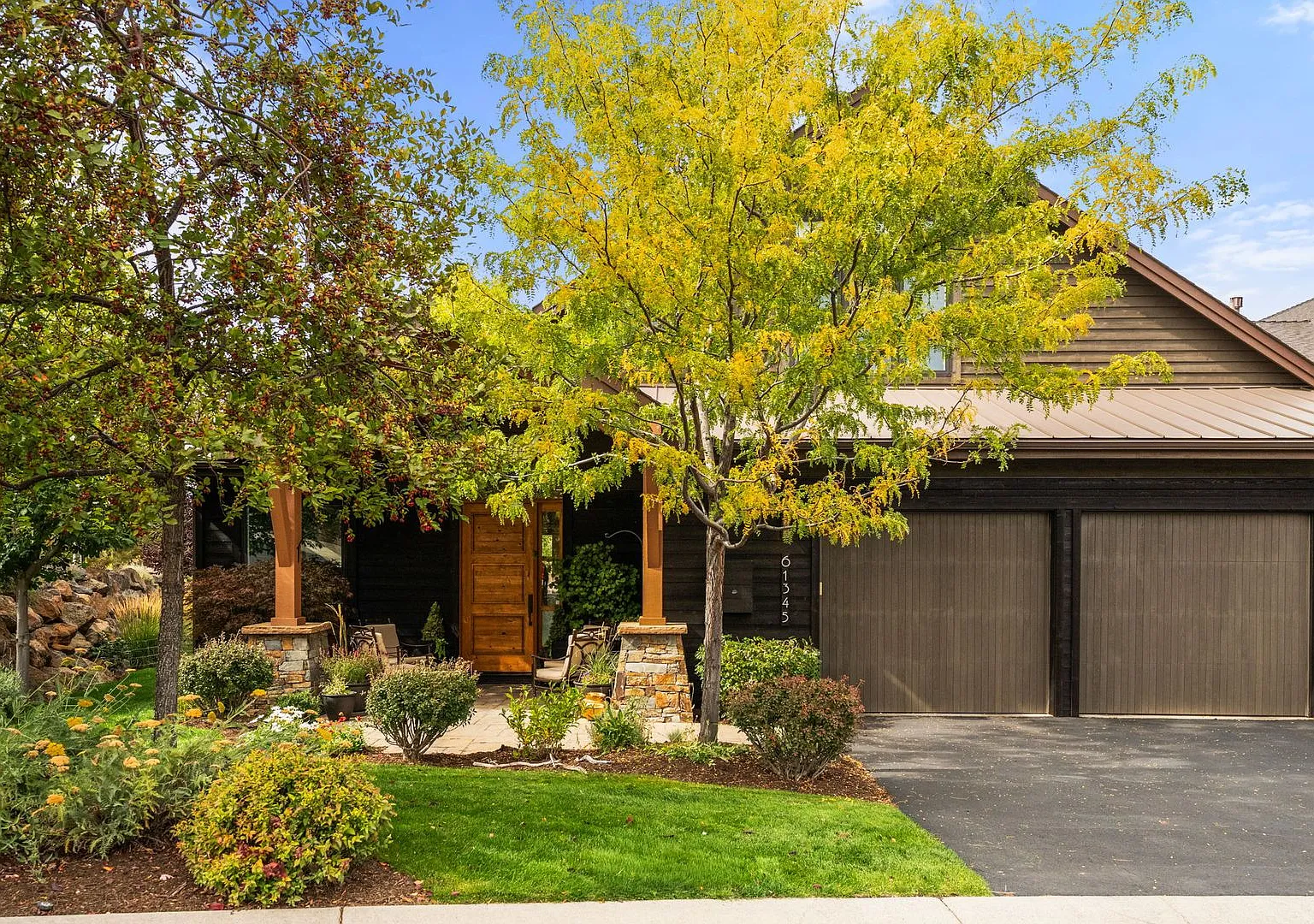 Fully Furnished Tetherow 3 Bed/3.5 Bath on the 11th Fairway — Photo 3