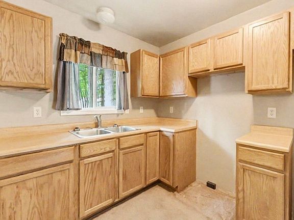 3rd image of 207 Dover Dr