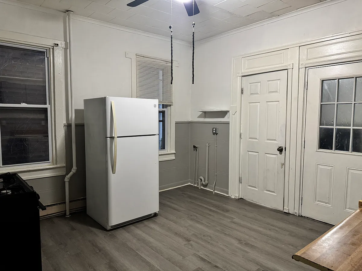Building Photo - 60-62 W Maple St #1