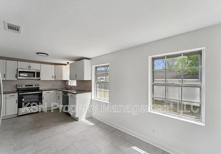 1921 Fitzgerald St — Photo 12