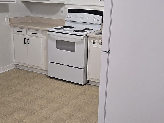 KITCHEN WHITE CABINETS & NEW WHITE APPLIANCES