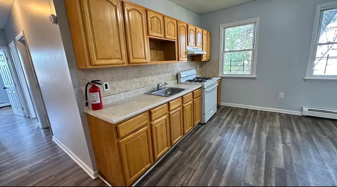 3 bed, $2,000 — Photo 1