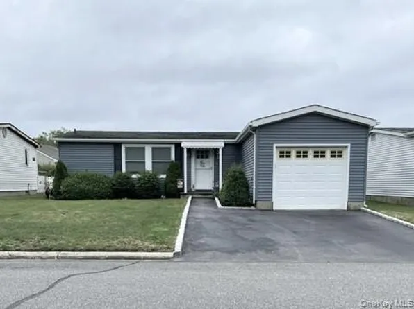 35 Village Circle S, Manorville, NY 11949
