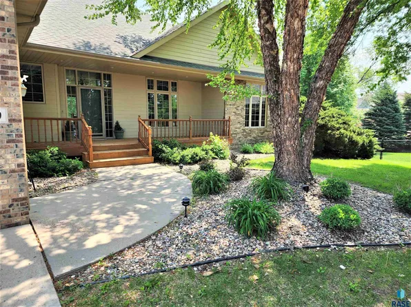 200 E Meadowlark Ct, Brandon, SD 57005
