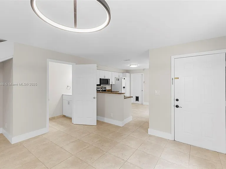 1081 Sorrento Dr #1081 — Photo 6