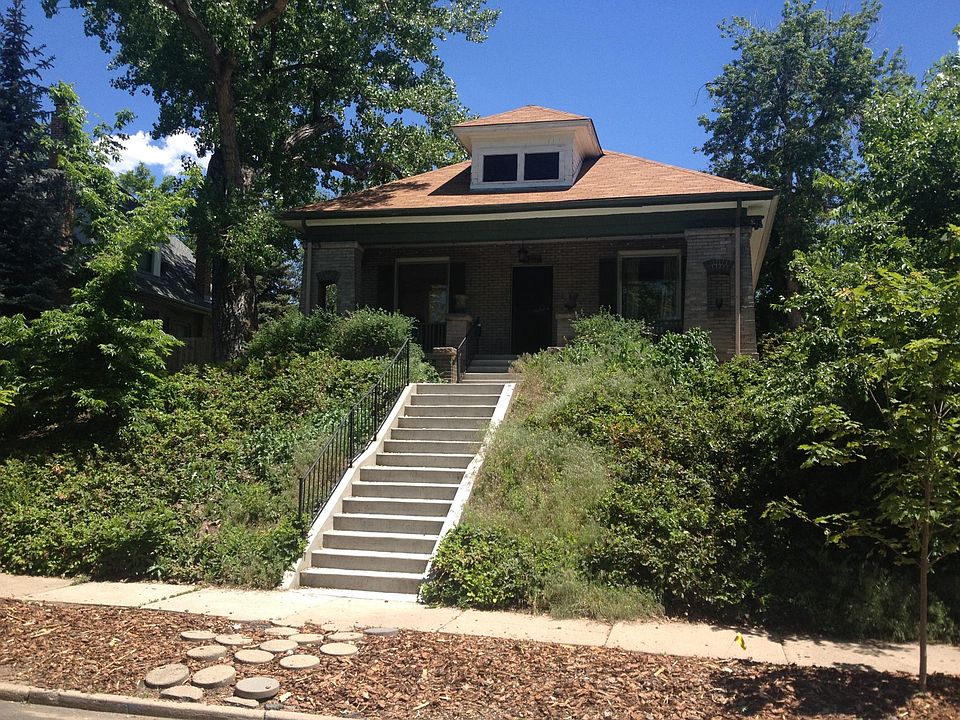 Front of the house. The porch is amazing with little mountain views over the housetops.