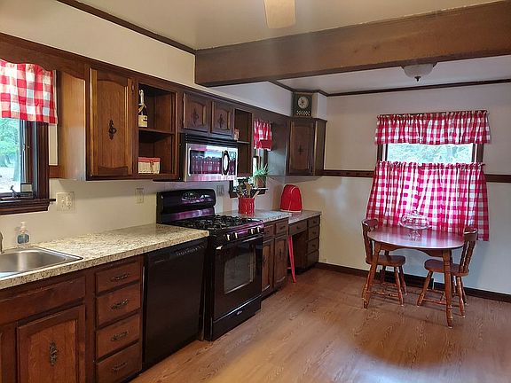 Eat-In Kitchen - 18' x 13'